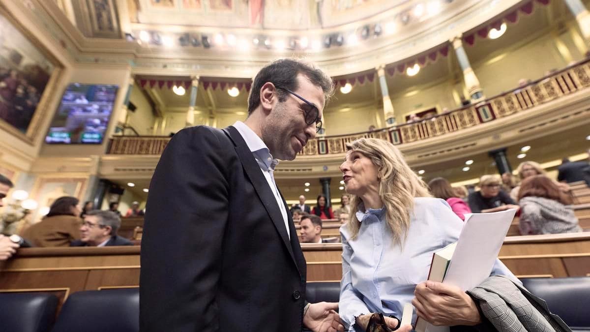 Carlos Cuerpo, ministro de Economía, conversa con Yolanda Díaz, vicepresidenta segunda y ministra de Trabajo, en el Congreso de los Diputados
